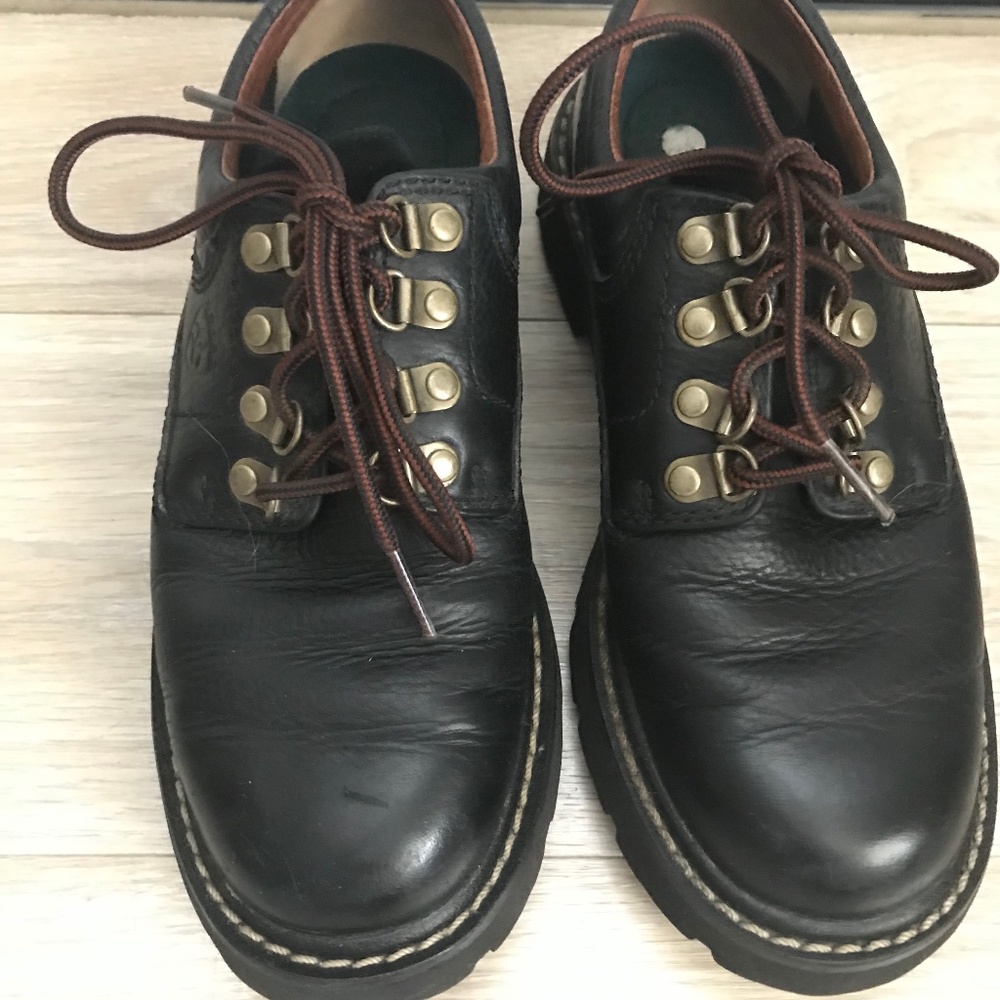 Ariat women's 6, all leather w/ lug sole shoes